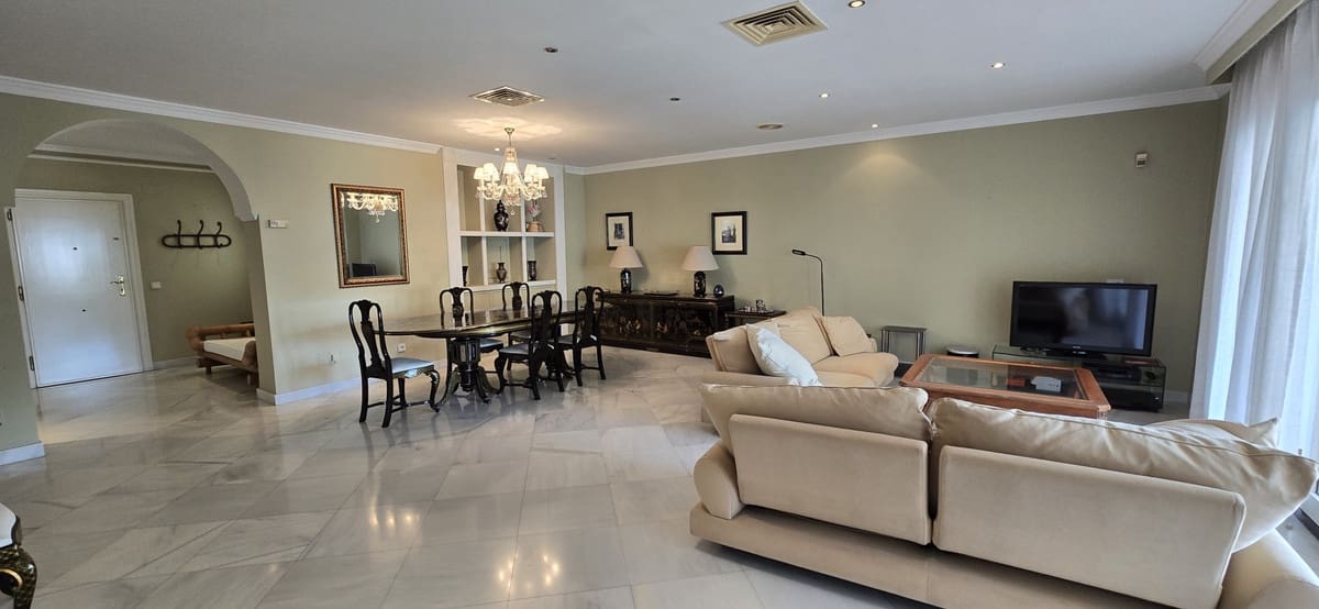 4 soveværelse Lejlighed til salg i Torremolinos med swimmingpool - € 1.050.000 (Ref: 9540128)