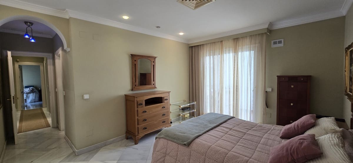 4 soveværelse Lejlighed til salg i Torremolinos med swimmingpool - € 1.050.000 (Ref: 9540128)