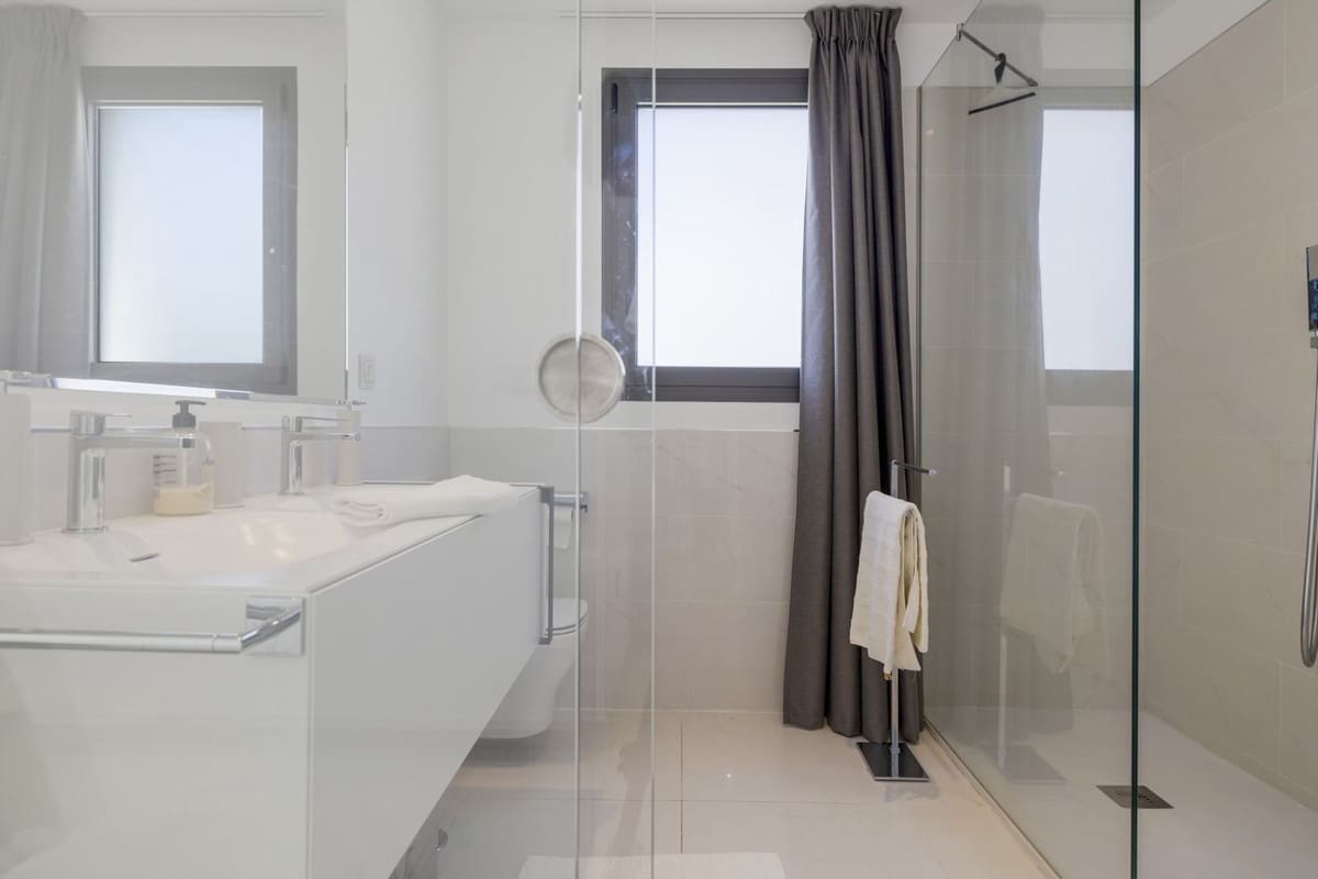 3 sypialnia Penthouse na sprzedaż w Benahavis z basenem - 1 050 000 € (Ref: 9540129)