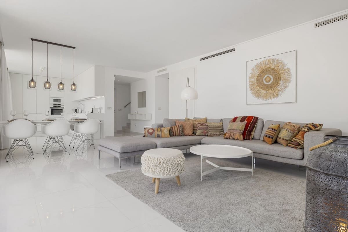 3 sypialnia Penthouse na sprzedaż w Benahavis z basenem - 1 050 000 € (Ref: 9540129)