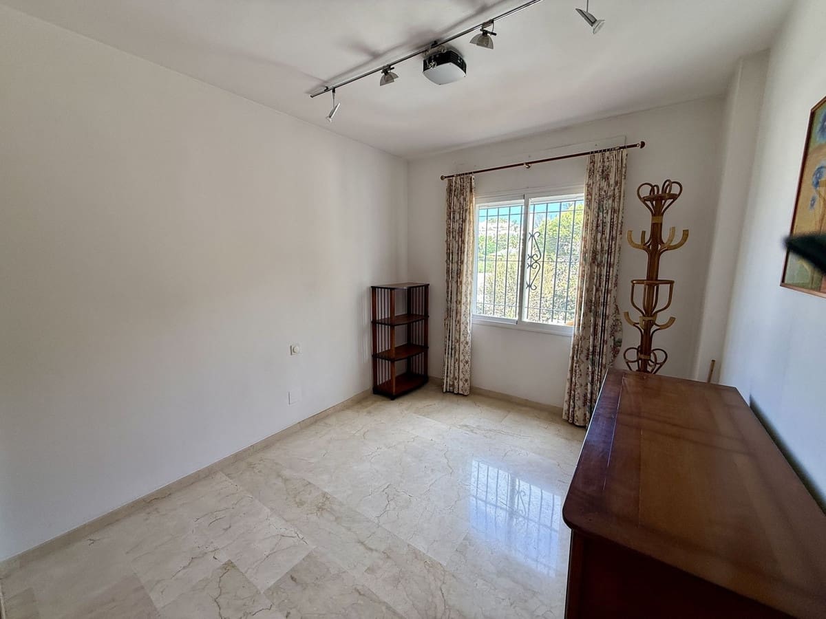 4 quarto Moradia Geminada para venda em Elviria com piscina - 1 050 000 € (Ref: 9540133)