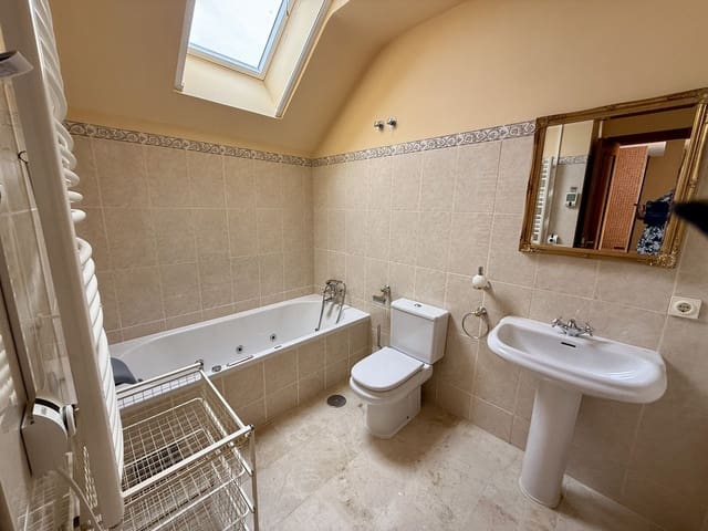 4 quarto Moradia Geminada para venda em Elviria, Marbella com piscina - 1 050 000 € (Ref: 9540133)