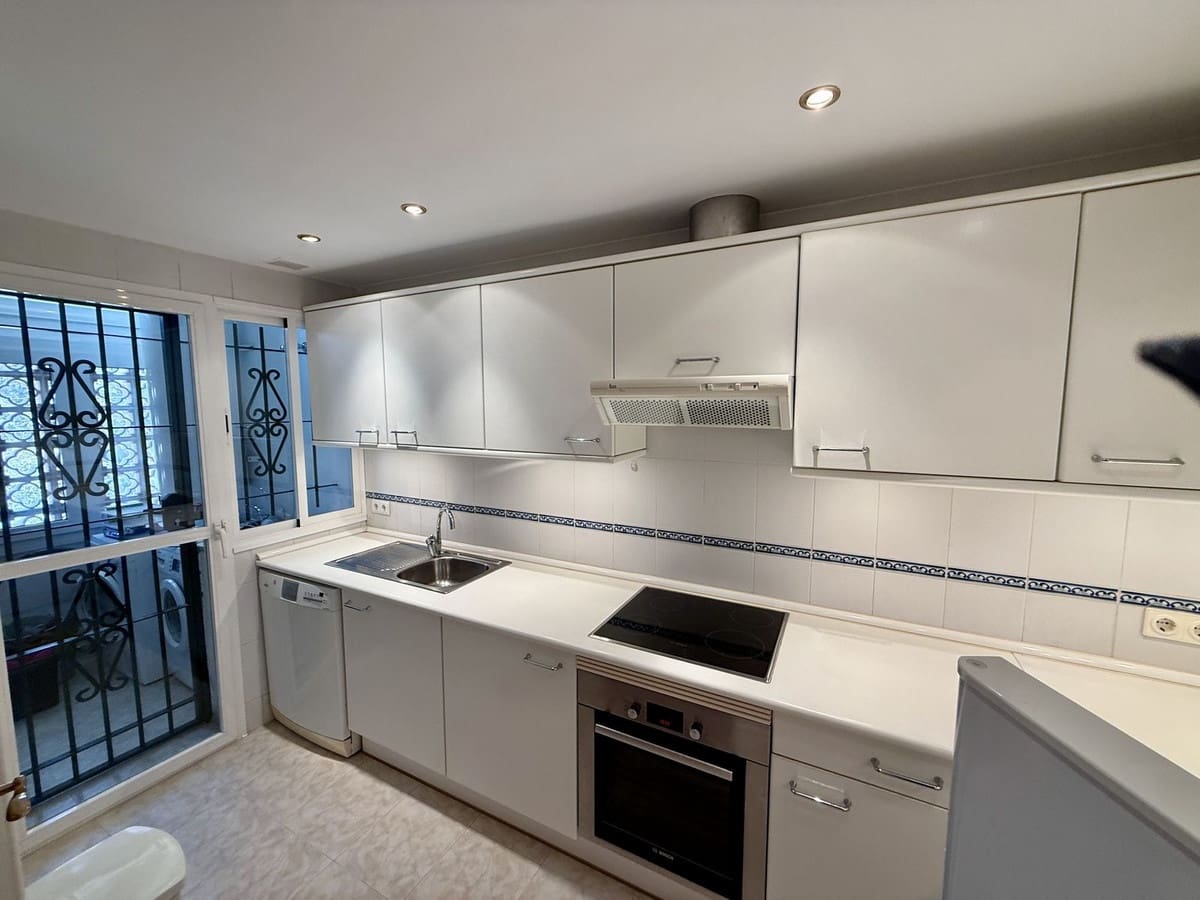 4 quarto Moradia Geminada para venda em Elviria com piscina - 1 050 000 € (Ref: 9540133)