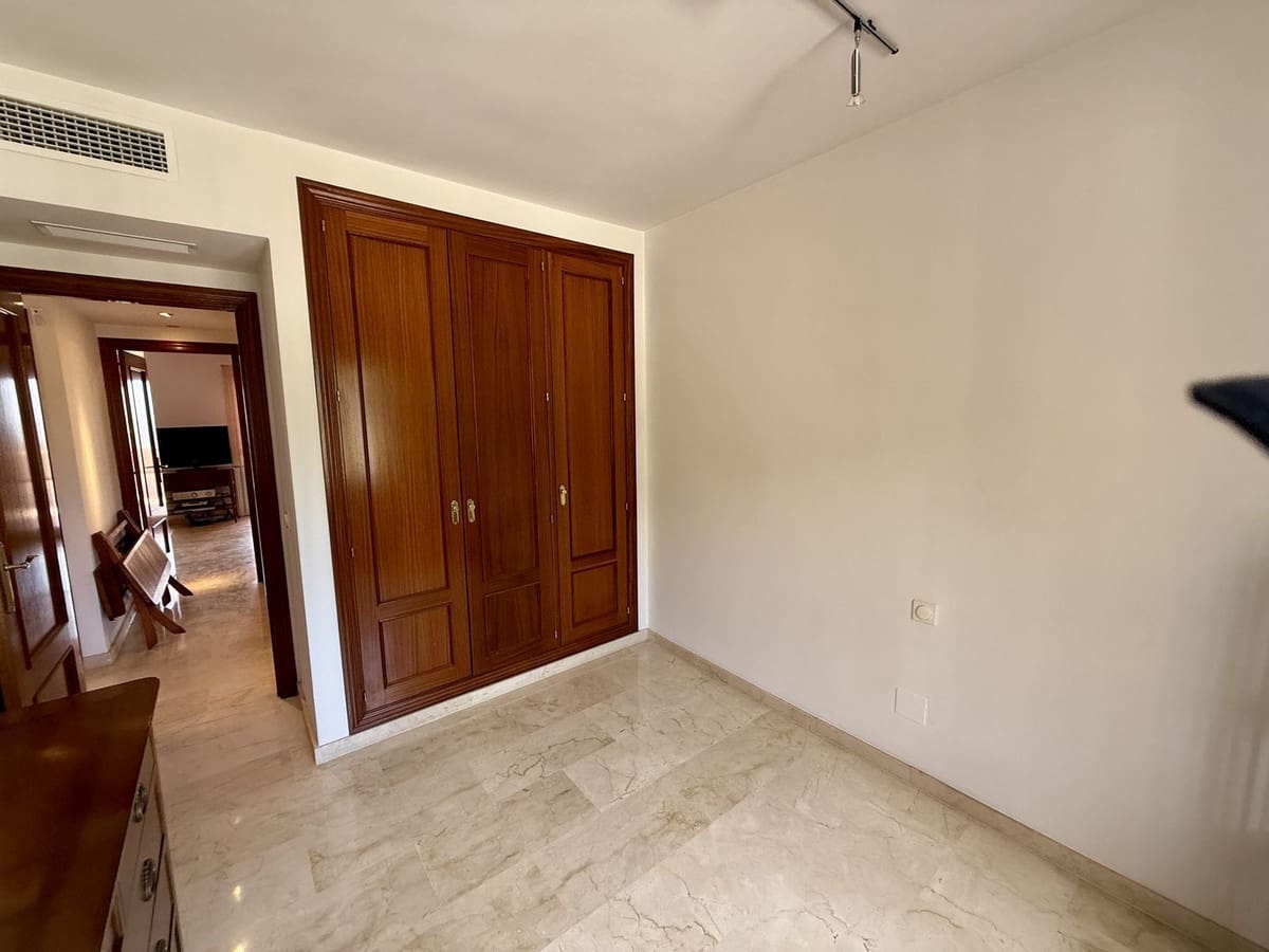 4 quarto Moradia Geminada para venda em Elviria com piscina - 1 050 000 € (Ref: 9540133)