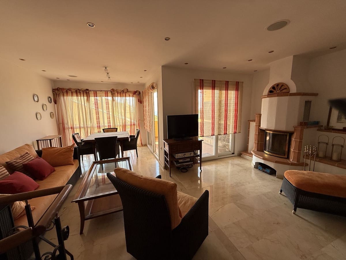 4 quarto Moradia Geminada para venda em Elviria com piscina - 1 050 000 € (Ref: 9540133)