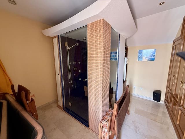 4 quarto Moradia Geminada para venda em Elviria, Marbella com piscina - 1 050 000 € (Ref: 9540133)