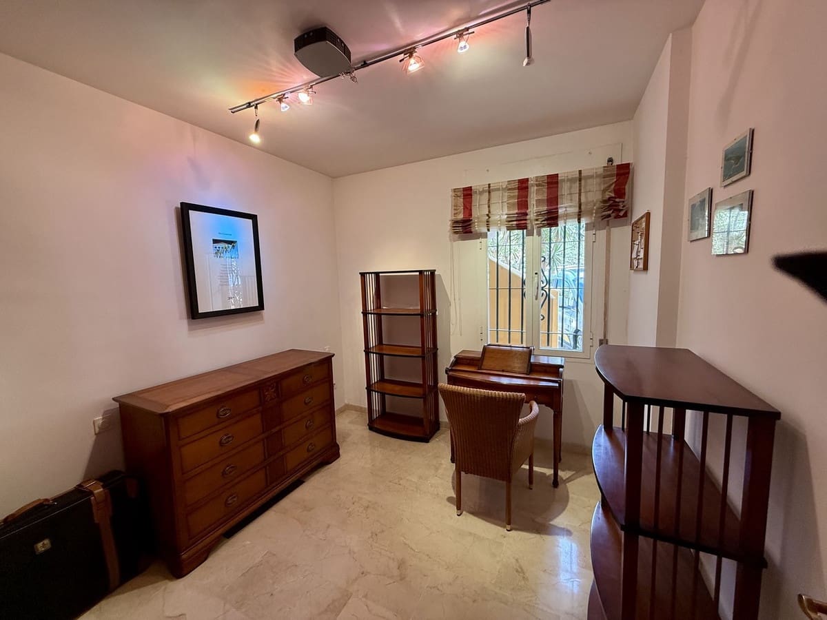 4 quarto Moradia Geminada para venda em Elviria com piscina - 1 050 000 € (Ref: 9540133)