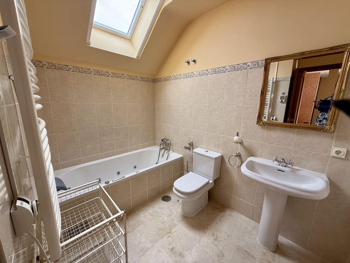 4 bedroom Semi-detached Villa for sale in Elviria with pool - € 1,050,000 (Ref: 9540133)