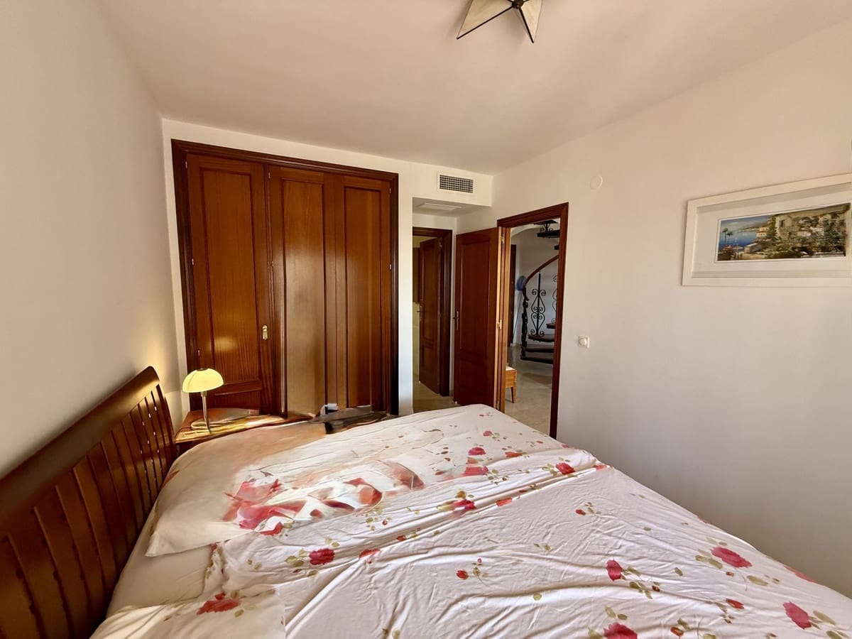 4 bedroom Semi-detached Villa for sale in Elviria with pool - € 1,050,000 (Ref: 9540133)