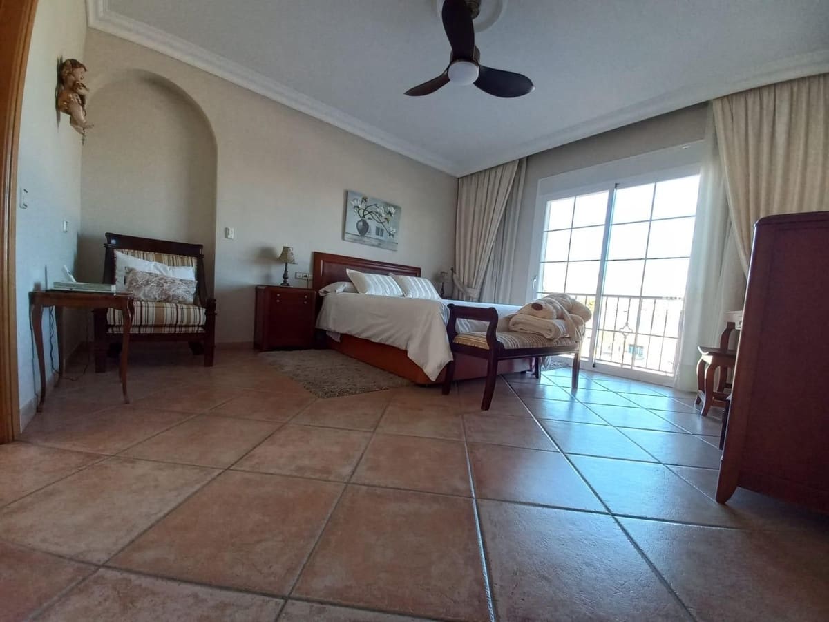 5 sovrum Semi-fristående Villa till salu i San Pedro de Alcantara med garage - 1 050 000 € (Ref: 9540134)