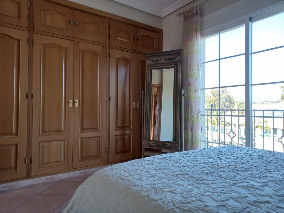 5 sovrum Semi-fristående Villa till salu i San Pedro de Alcantara med garage - 1 050 000 € (Ref: 9540134)