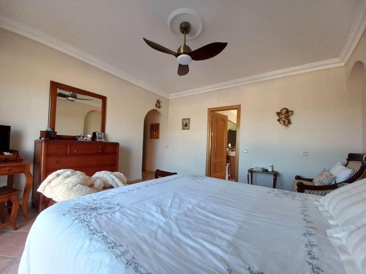 5 sovrum Semi-fristående Villa till salu i San Pedro de Alcantara med garage - 1 050 000 € (Ref: 9540134)