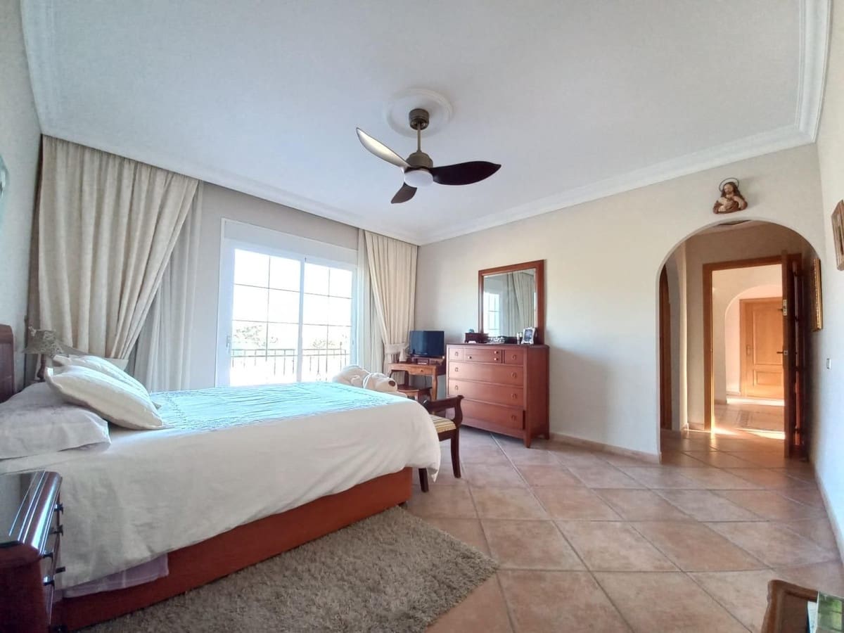 5 sovrum Semi-fristående Villa till salu i San Pedro de Alcantara med garage - 1 050 000 € (Ref: 9540134)