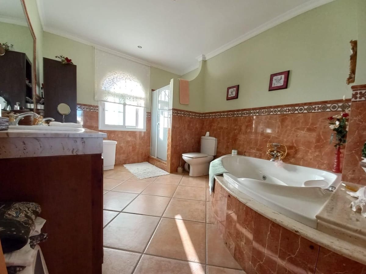 5 sovrum Semi-fristående Villa till salu i San Pedro de Alcantara med garage - 1 050 000 € (Ref: 9540134)