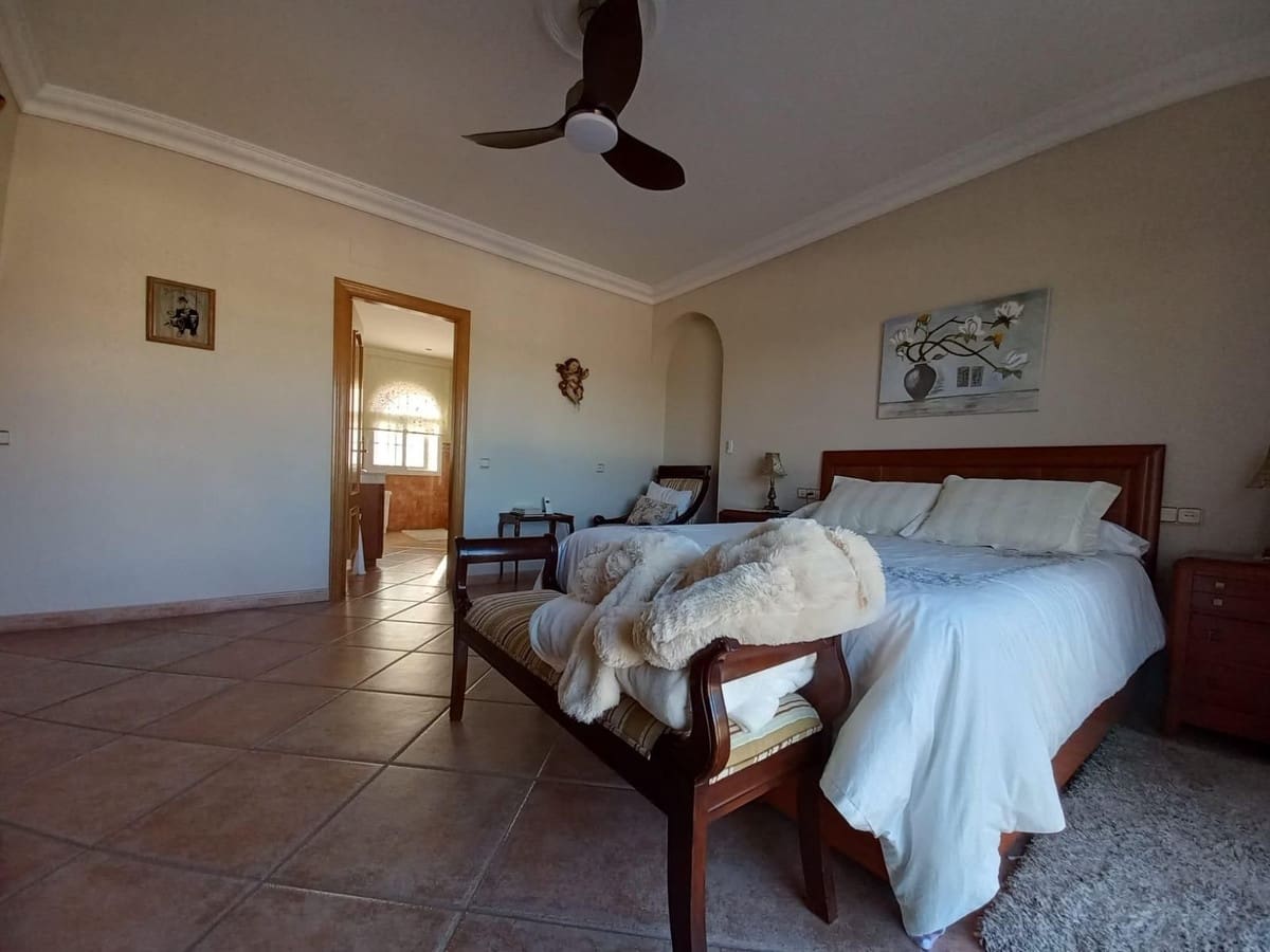 5 sovrum Semi-fristående Villa till salu i San Pedro de Alcantara med garage - 1 050 000 € (Ref: 9540134)