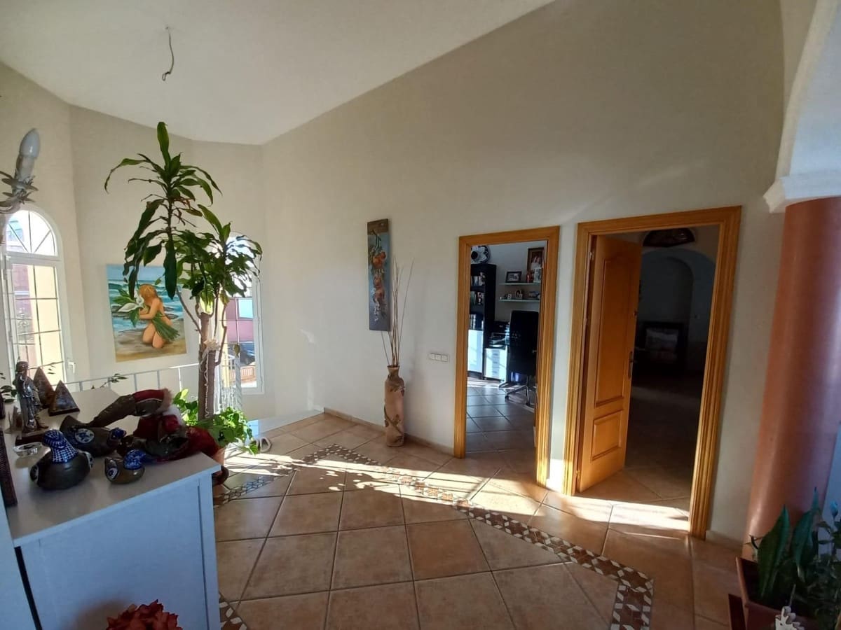 5 sovrum Semi-fristående Villa till salu i San Pedro de Alcantara med garage - 1 050 000 € (Ref: 9540134)