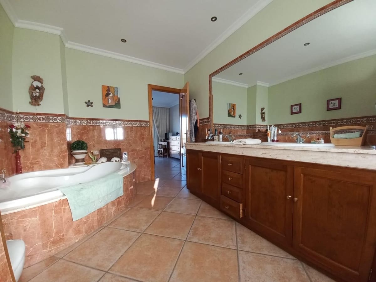 5 sovrum Semi-fristående Villa till salu i San Pedro de Alcantara med garage - 1 050 000 € (Ref: 9540134)