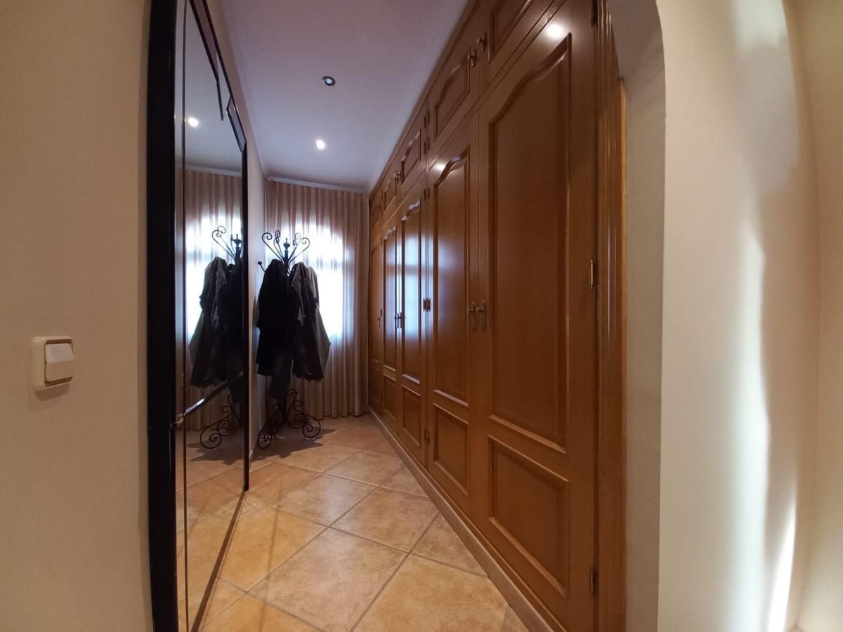 5 sovrum Semi-fristående Villa till salu i San Pedro de Alcantara med garage - 1 050 000 € (Ref: 9540134)