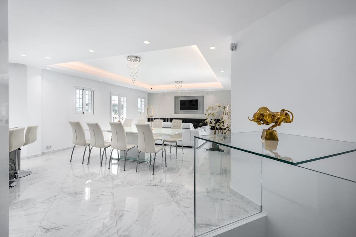 3 soveværelse Byhus til salg i Nueva Andalucia med swimmingpool - € 1.050.000 (Ref: 9540135)