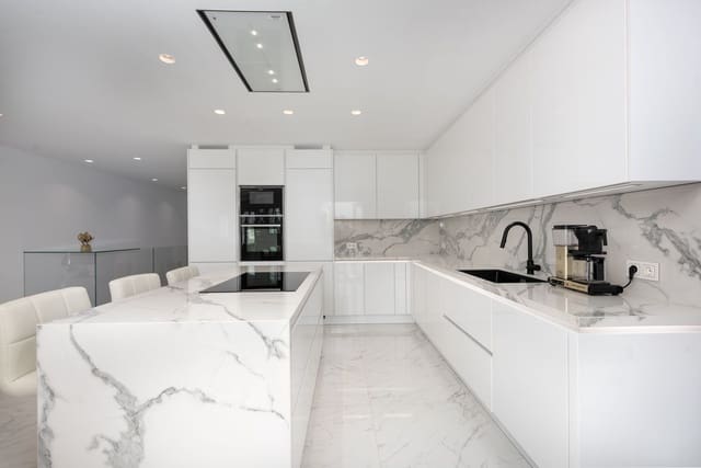 3 soveværelse Byhus til salg i La Dama de Noche - La Alzambra, Marbella med swimmingpool - € 1.050.000 (Ref: 9540135)