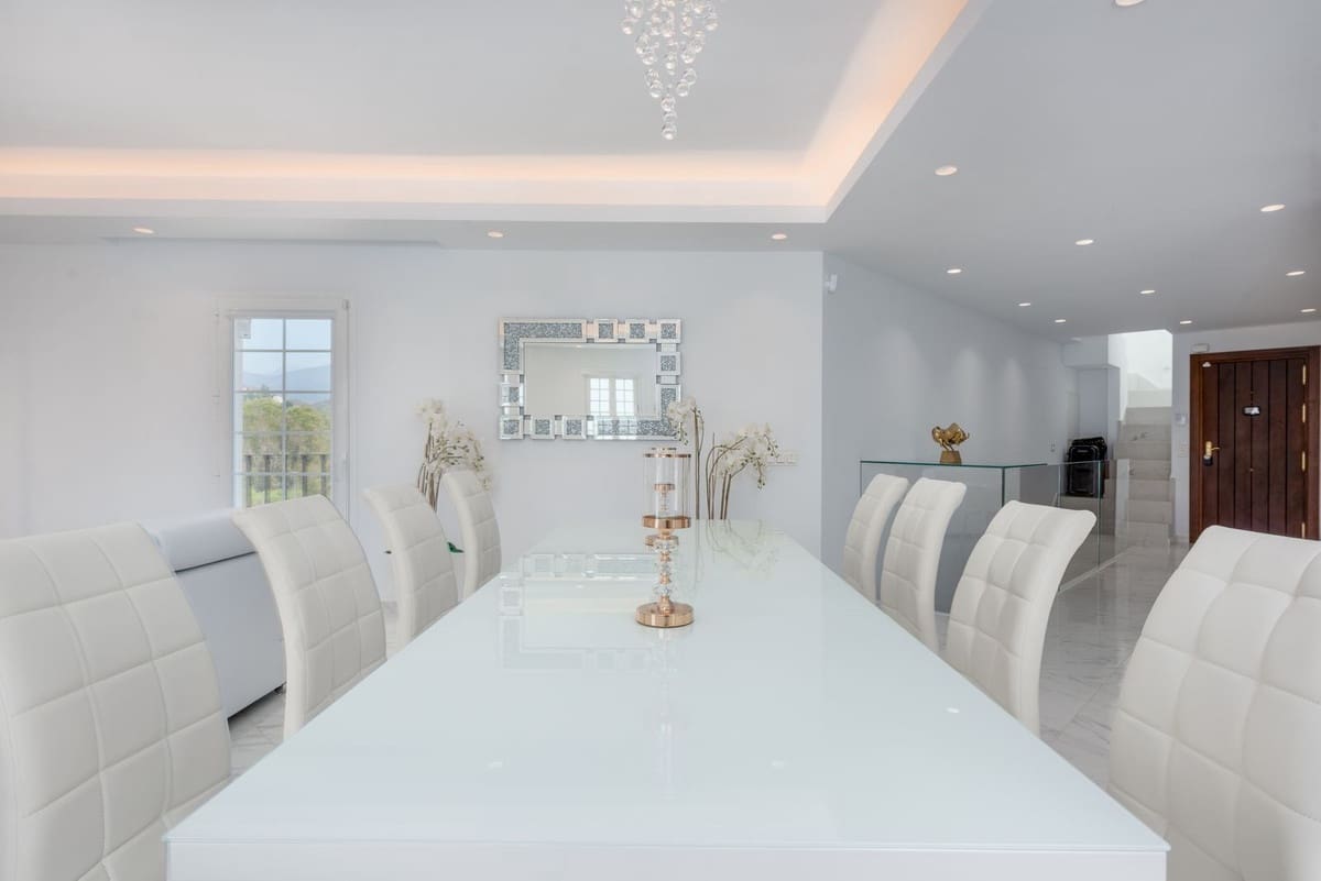 3 soveværelse Byhus til salg i Nueva Andalucia med swimmingpool - € 1.050.000 (Ref: 9540135)