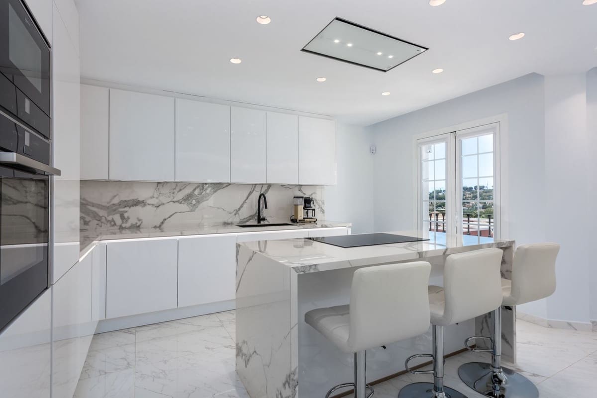 3 soveværelse Byhus til salg i Nueva Andalucia med swimmingpool - € 1.050.000 (Ref: 9540135)