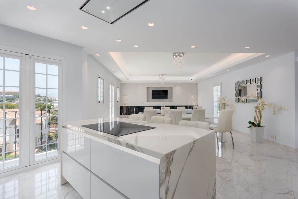 3 soveværelse Byhus til salg i Nueva Andalucia med swimmingpool - € 1.050.000 (Ref: 9540135)