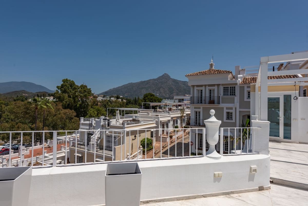 3 soveværelse Byhus til salg i Nueva Andalucia med swimmingpool - € 1.050.000 (Ref: 9540135)