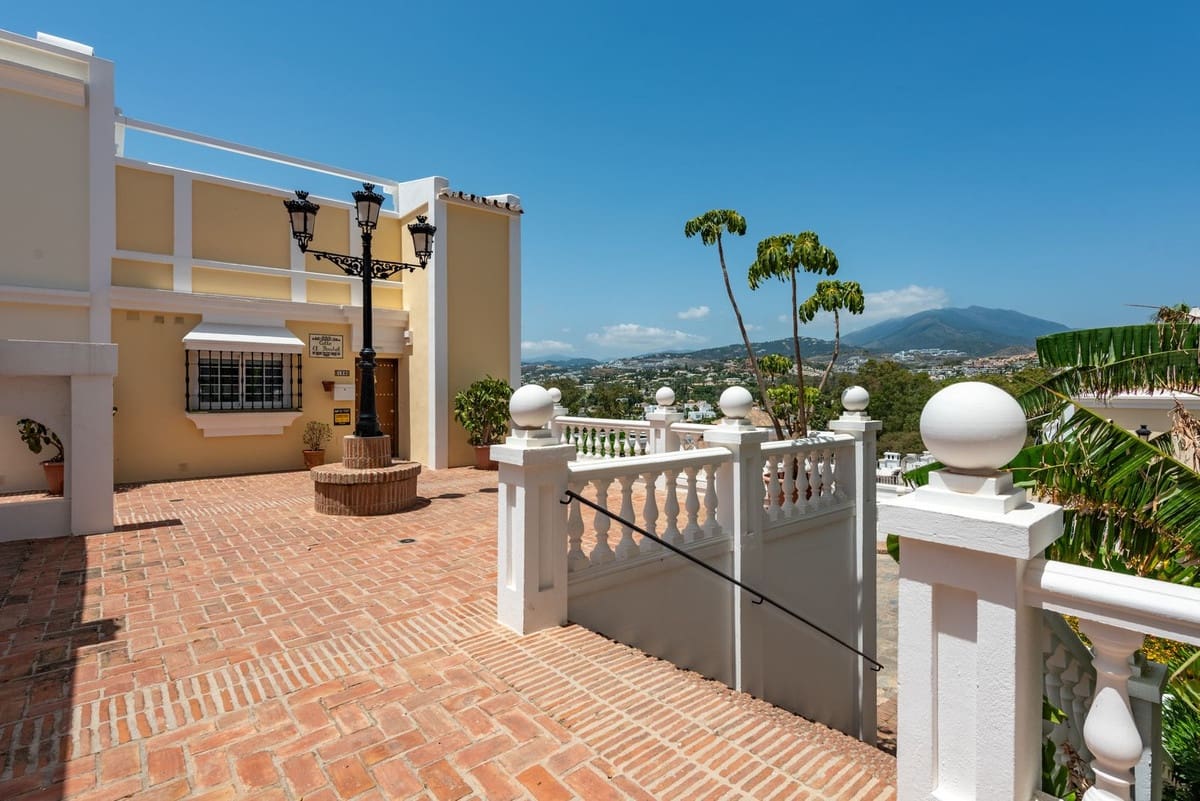 3 soveværelse Byhus til salg i Nueva Andalucia med swimmingpool - € 1.050.000 (Ref: 9540135)