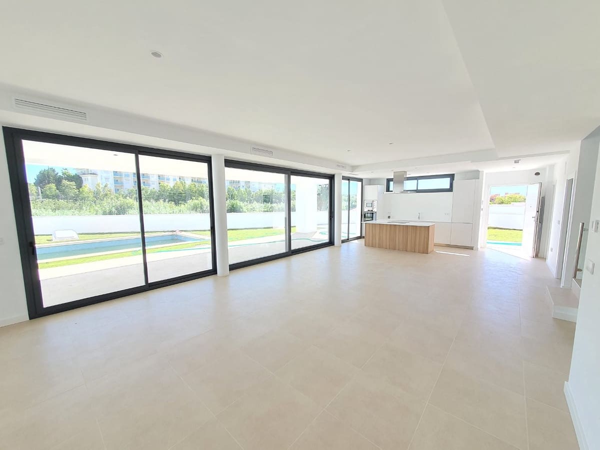 4 soverom Villa til salgs i La Duquesa / Puerto de la Duquesa med svømmebasseng - € 1 065 000 (Ref: 9540143)