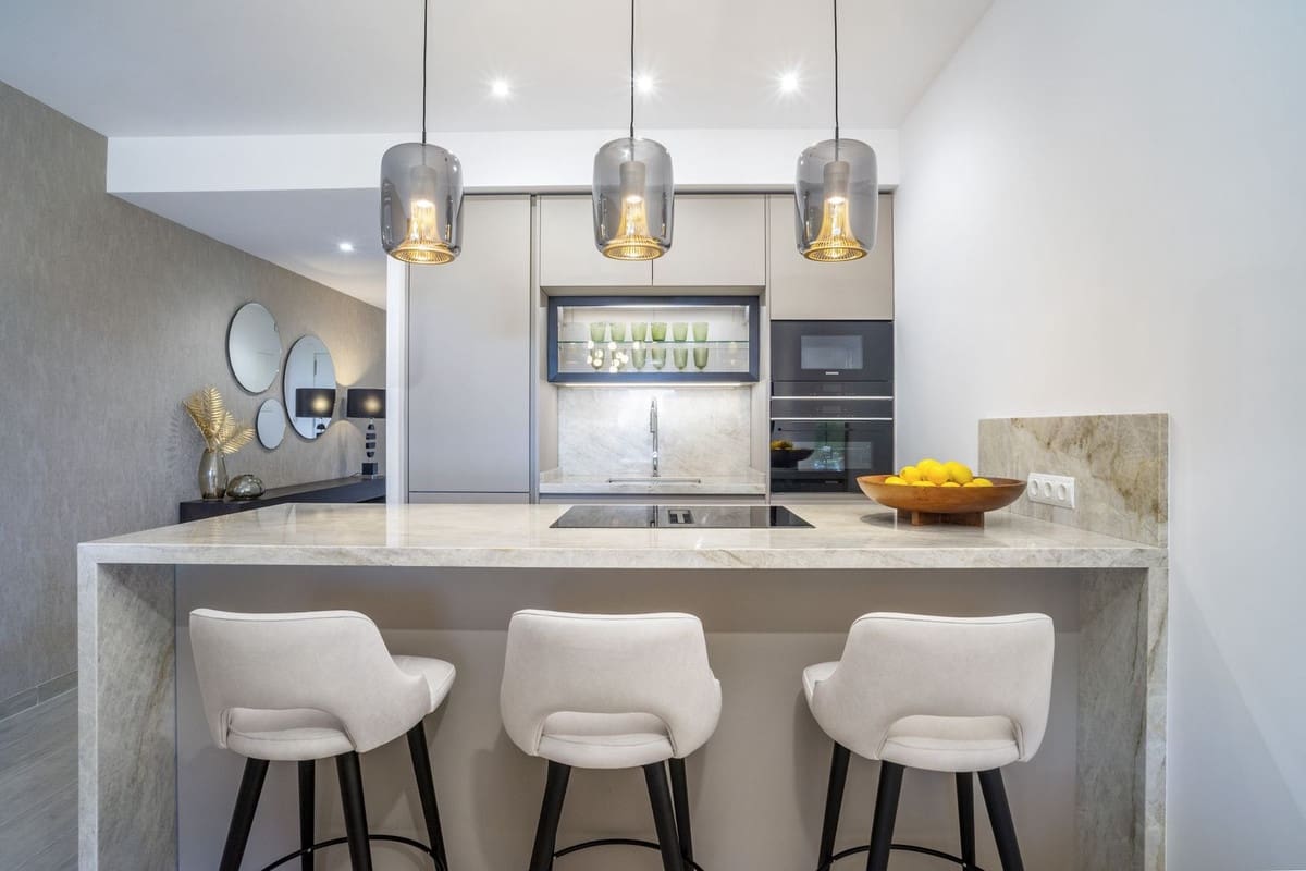 3 soverom Leilighet til salgs i Nueva Andalucia med svømmebasseng - € 1 090 000 (Ref: 9540148)