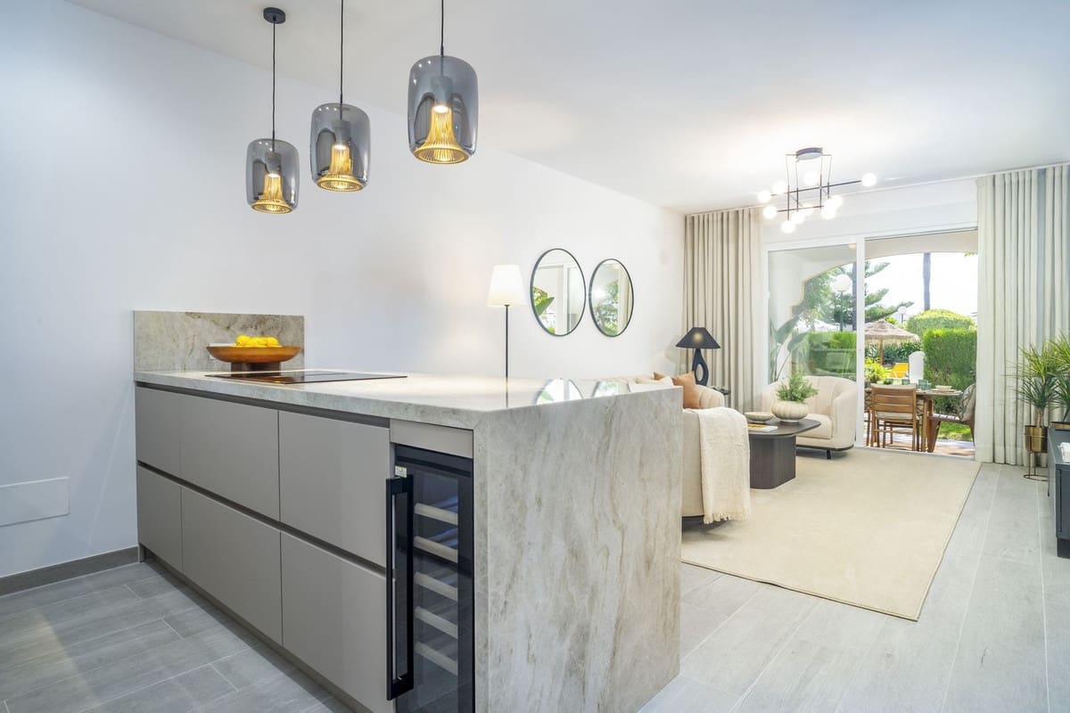 3 soverom Leilighet til salgs i Nueva Andalucia med svømmebasseng - € 1 090 000 (Ref: 9540148)