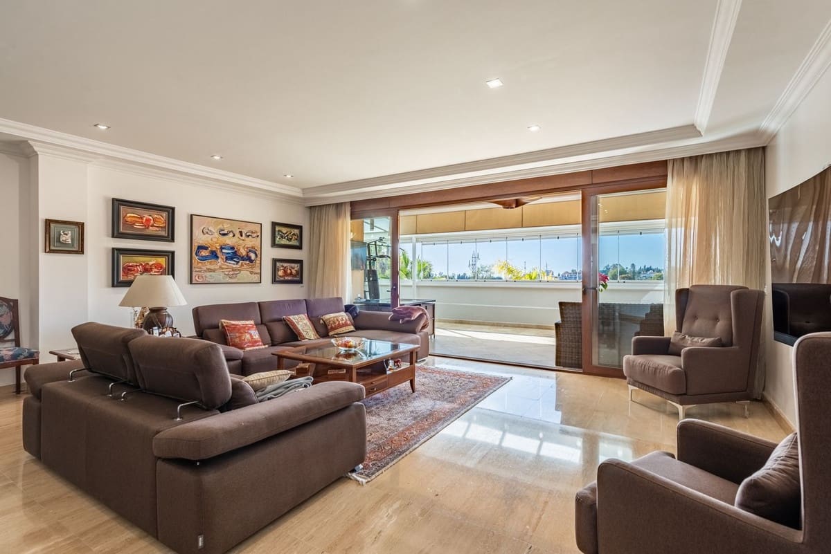 Apartamento de 3 habitaciones en Golden Mile en venta con piscina - 1.090.000 € (Ref: 9540149)