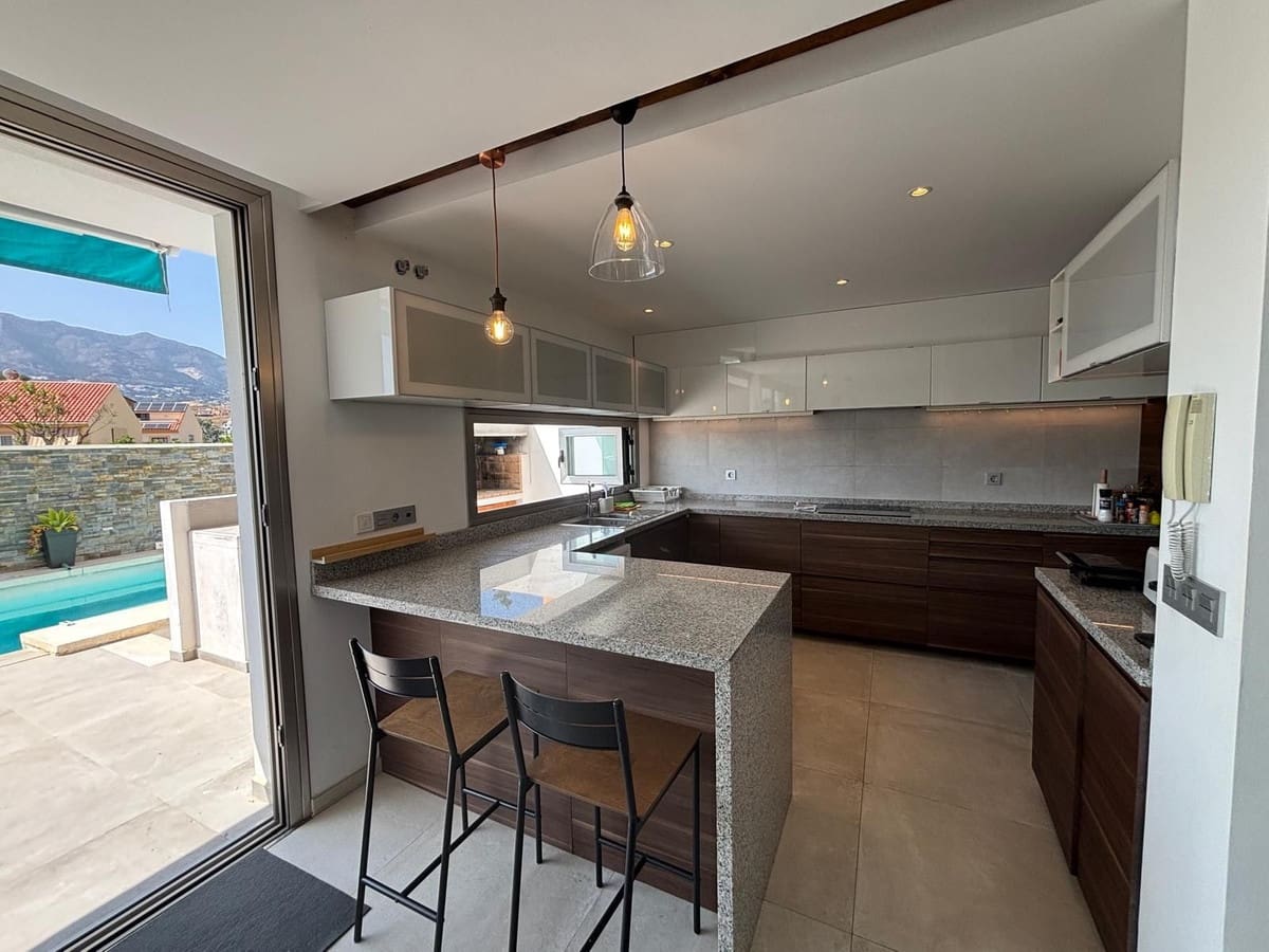 4 soveværelse Villa til salg i Fuengirola med swimmingpool garage - € 1.092.500 (Ref: 9540152)