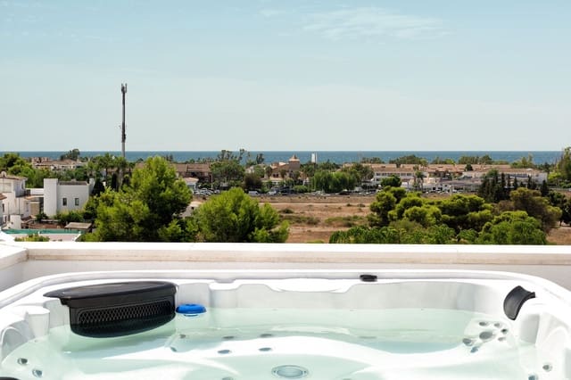 3 soveværelse Penthouse til salg i Puerto Banus, Marbella med swimmingpool - € 1.095.000 (Ref: 9540159)