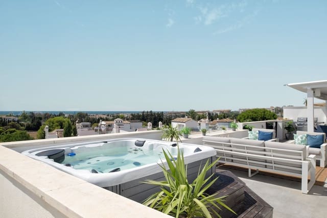 3 soveværelse Penthouse til salg i Puerto Banus, Marbella med swimmingpool - € 1.095.000 (Ref: 9540159)