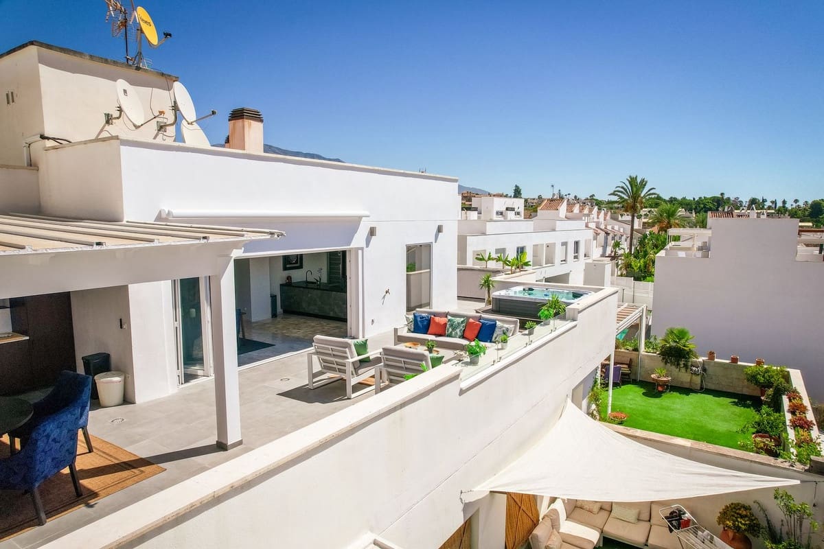 3 soveværelse Penthouse til salg i Puerto Banus med swimmingpool - € 1.095.000 (Ref: 9540159)