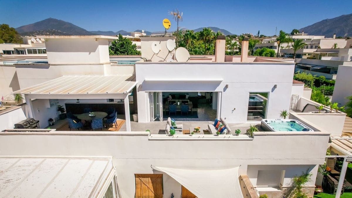 3 soveværelse Penthouse til salg i Puerto Banus med swimmingpool - € 1.095.000 (Ref: 9540159)