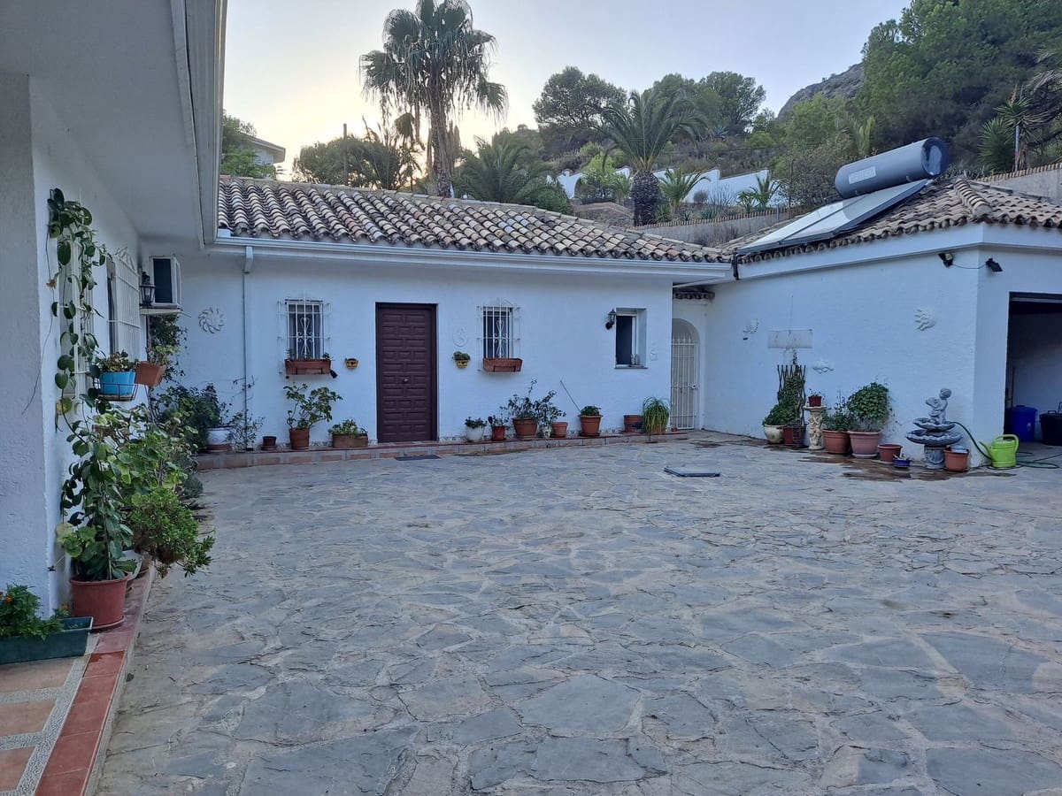 6 soverom Villa til salgs i Mijas med svømmebasseng garasje - € 1 045 000 (Ref: 9540163)