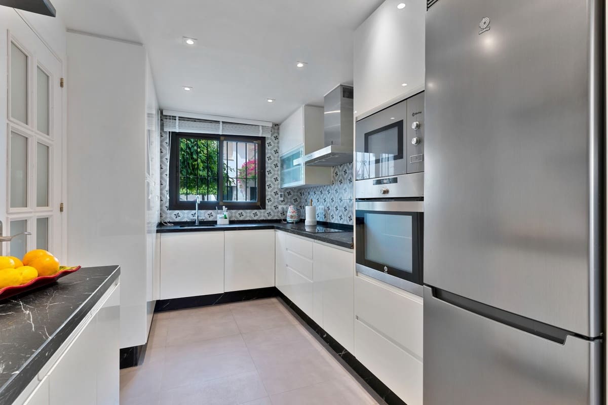 Casa de 4 habitaciones en San Pedro de Alcantara en venta con piscina - 1.095.000 € (Ref: 9540164)