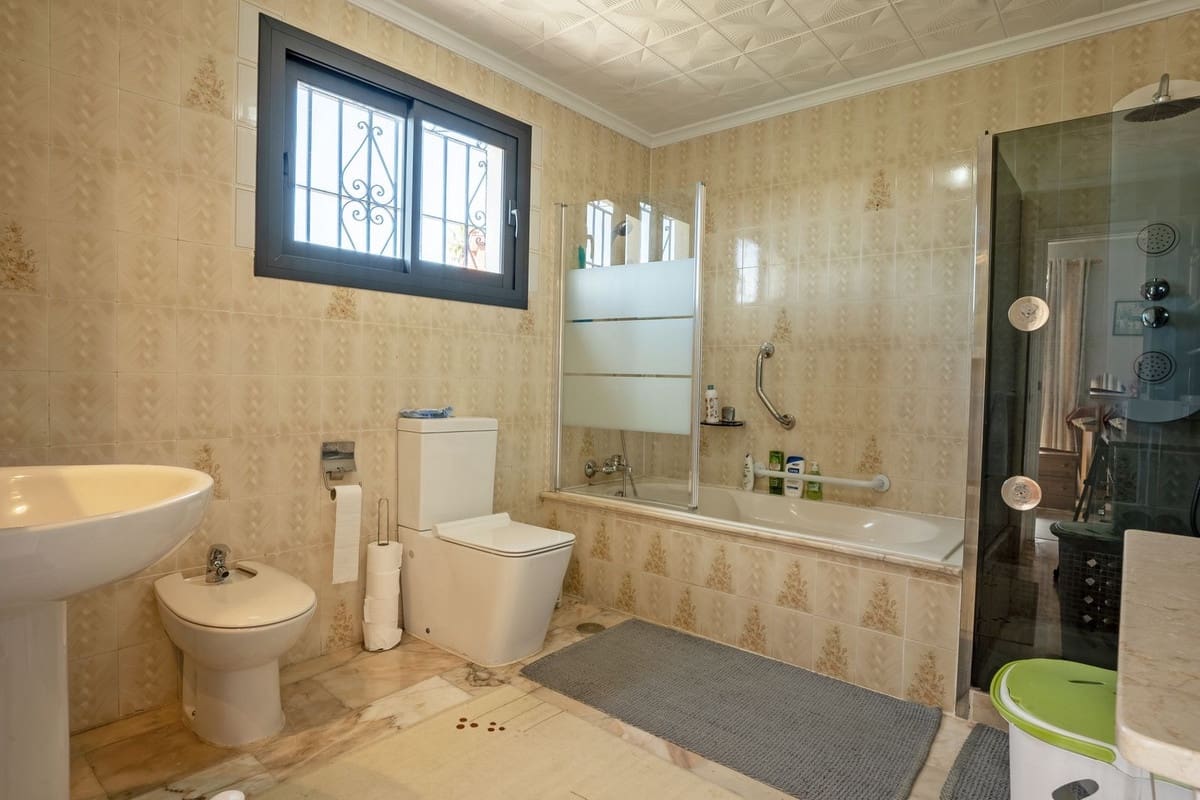 6 bedroom Villa for sale in Mijas Costa with pool - € 1,099,999 (Ref: 9540167)