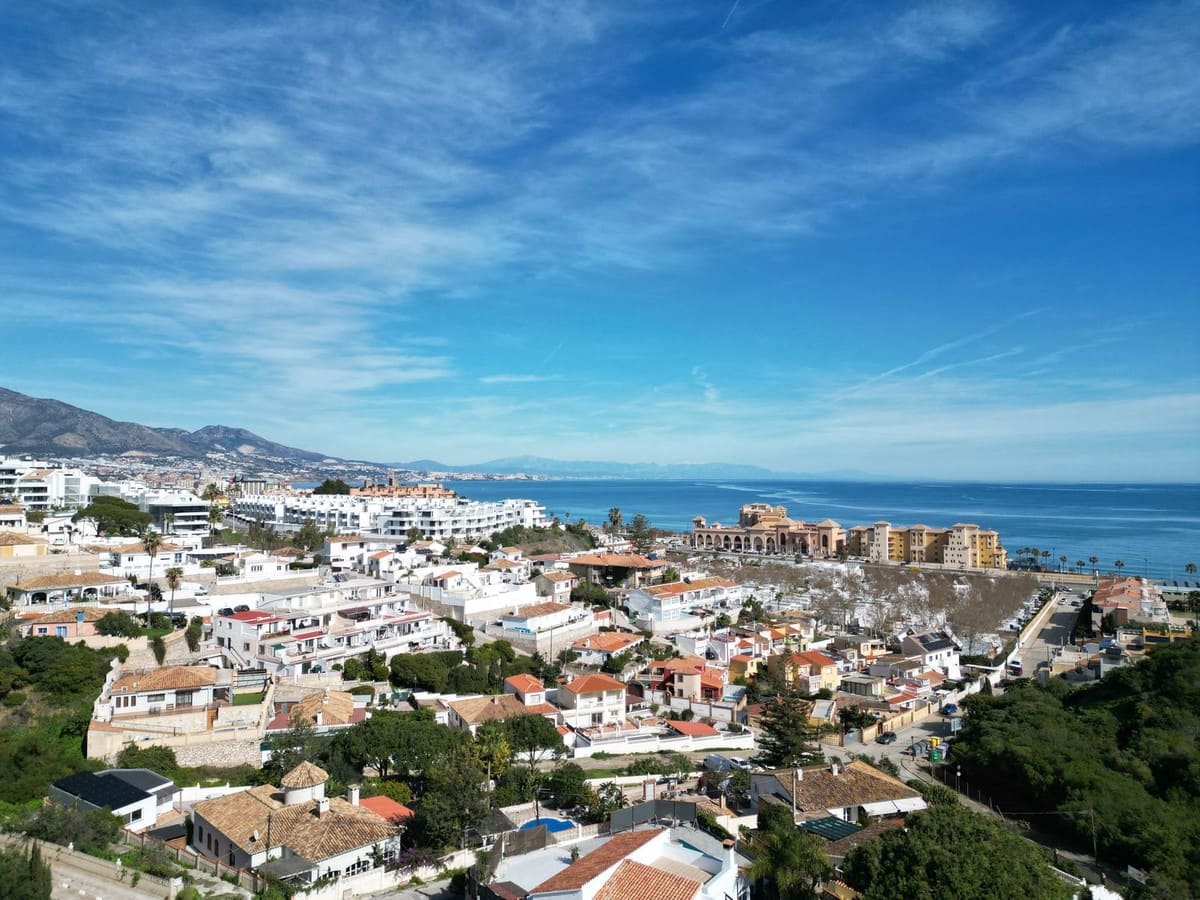 6 bedroom Villa for sale in Mijas Costa with pool - € 1,099,999 (Ref: 9540167)