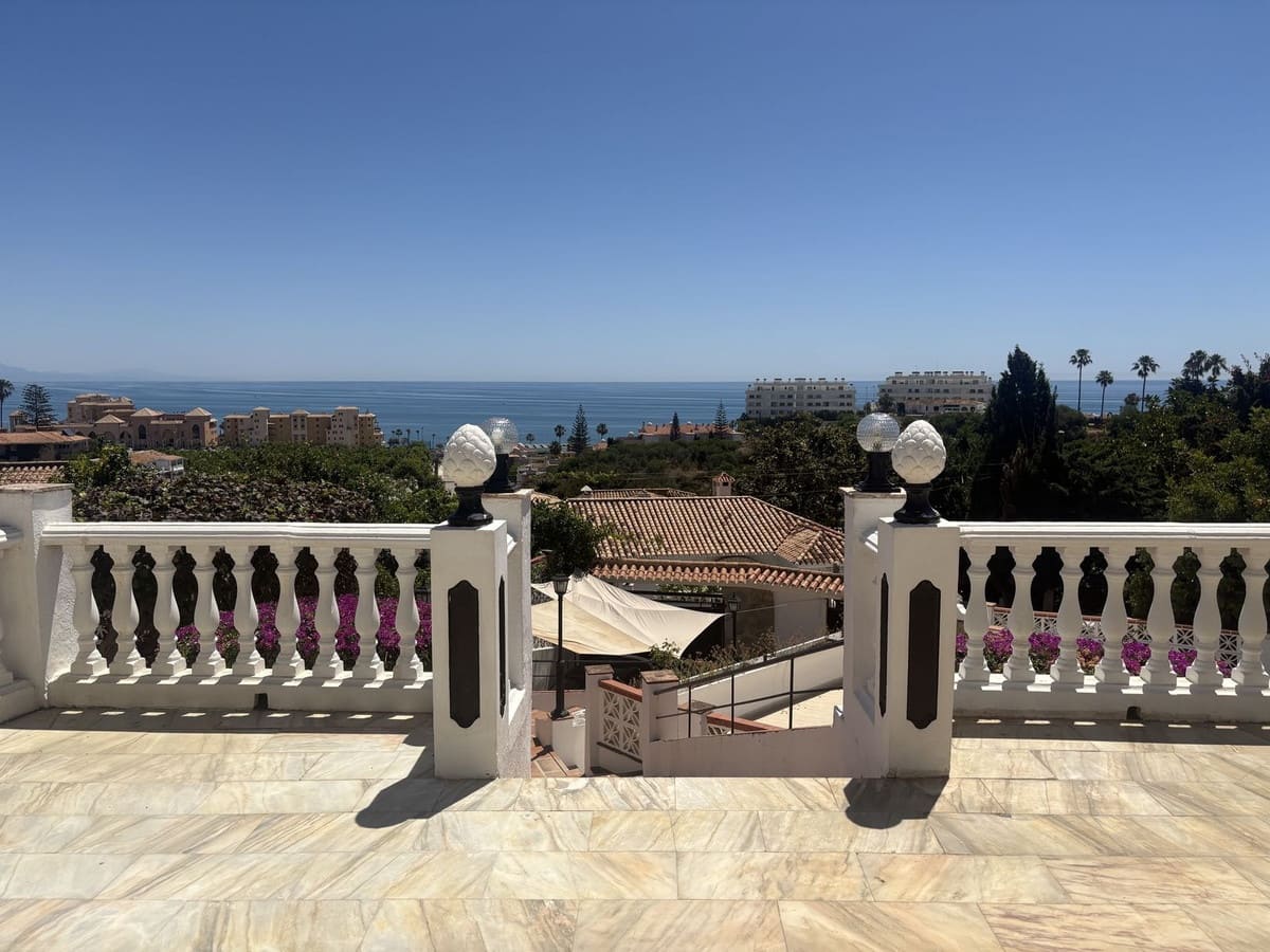 6 bedroom Villa for sale in Mijas Costa with pool - € 1,099,999 (Ref: 9540167)