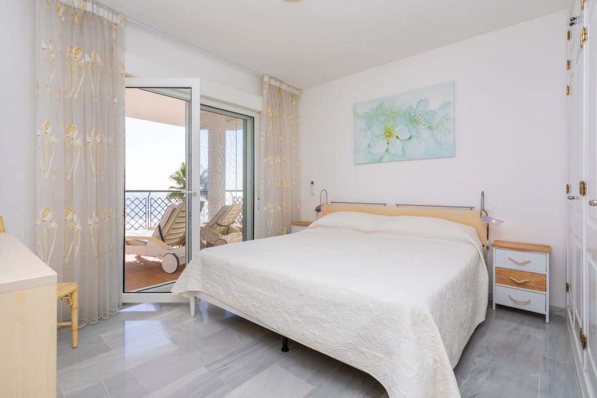 3 bedroom Apartment for sale in Calahonda with pool - € 1,100,000 (Ref: 9540169)