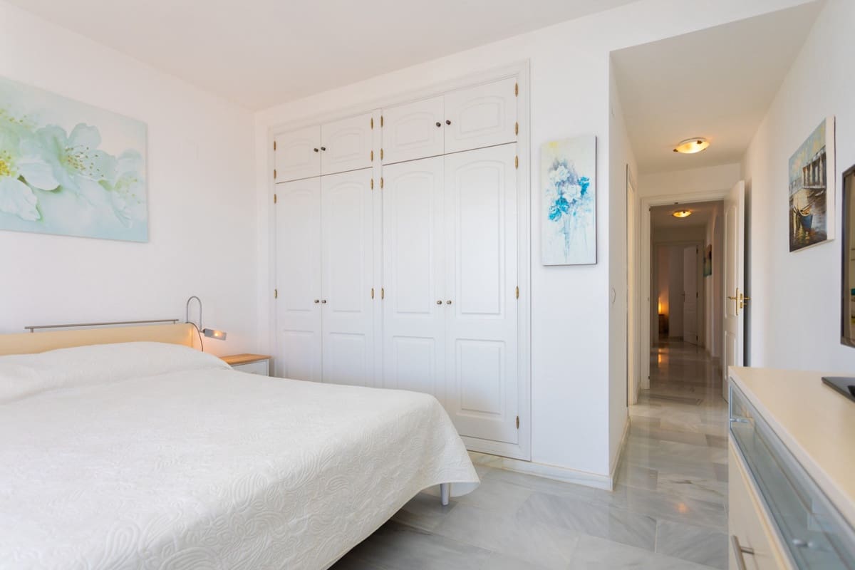 3 bedroom Apartment for sale in Calahonda with pool - € 1,100,000 (Ref: 9540169)