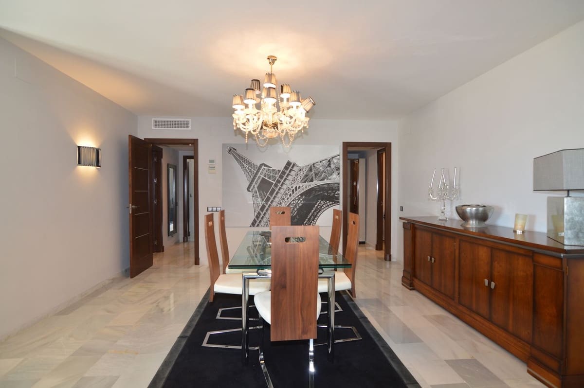 3 quarto Apartamento para venda em Puerto Banus - 1 100 000 € (Ref: 9540172)