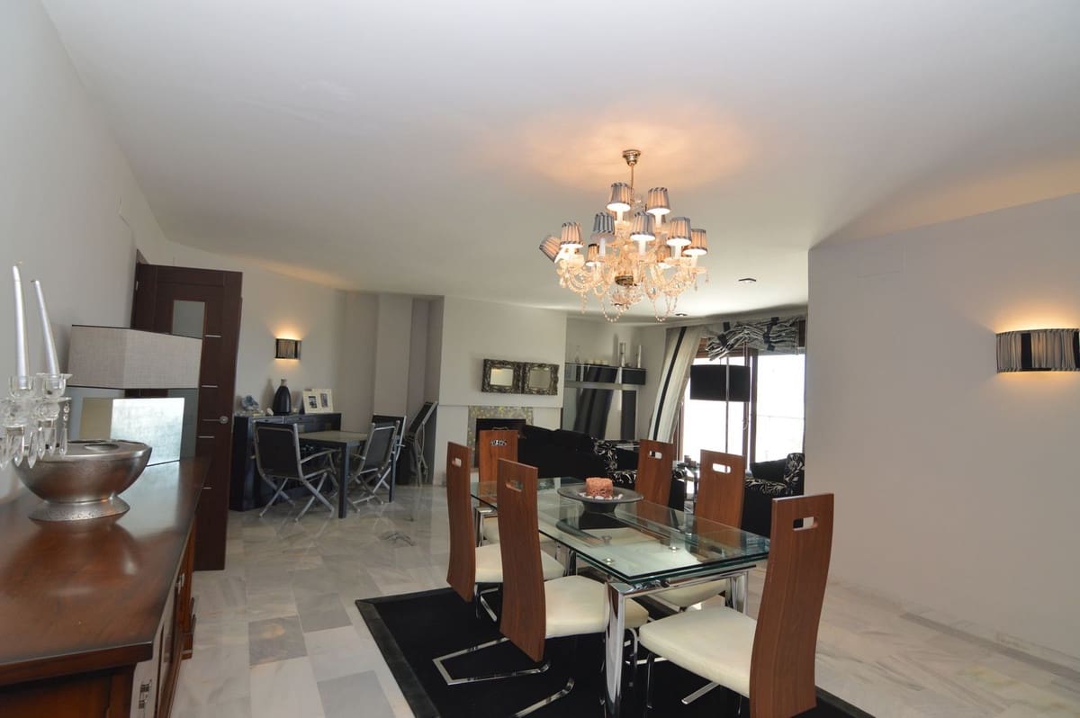 3 quarto Apartamento para venda em Puerto Banus - 1 100 000 € (Ref: 9540172)