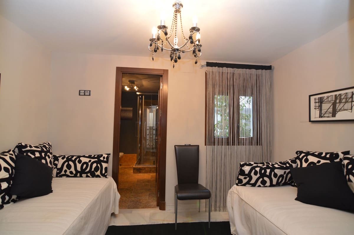 3 quarto Apartamento para venda em Puerto Banus - 1 100 000 € (Ref: 9540172)