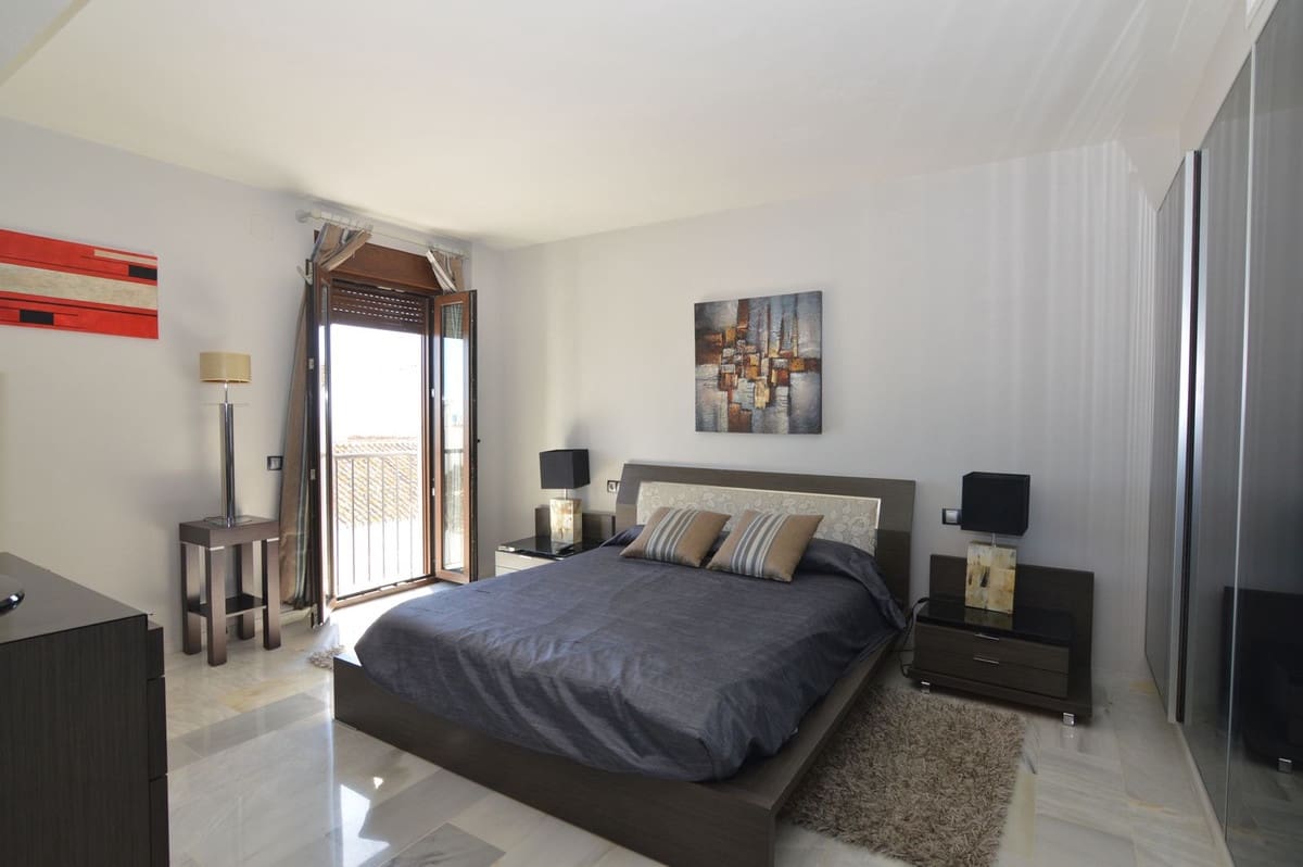 3 quarto Apartamento para venda em Puerto Banus - 1 100 000 € (Ref: 9540172)