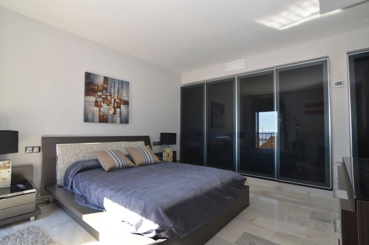 3 quarto Apartamento para venda em Puerto Banus - 1 100 000 € (Ref: 9540172)